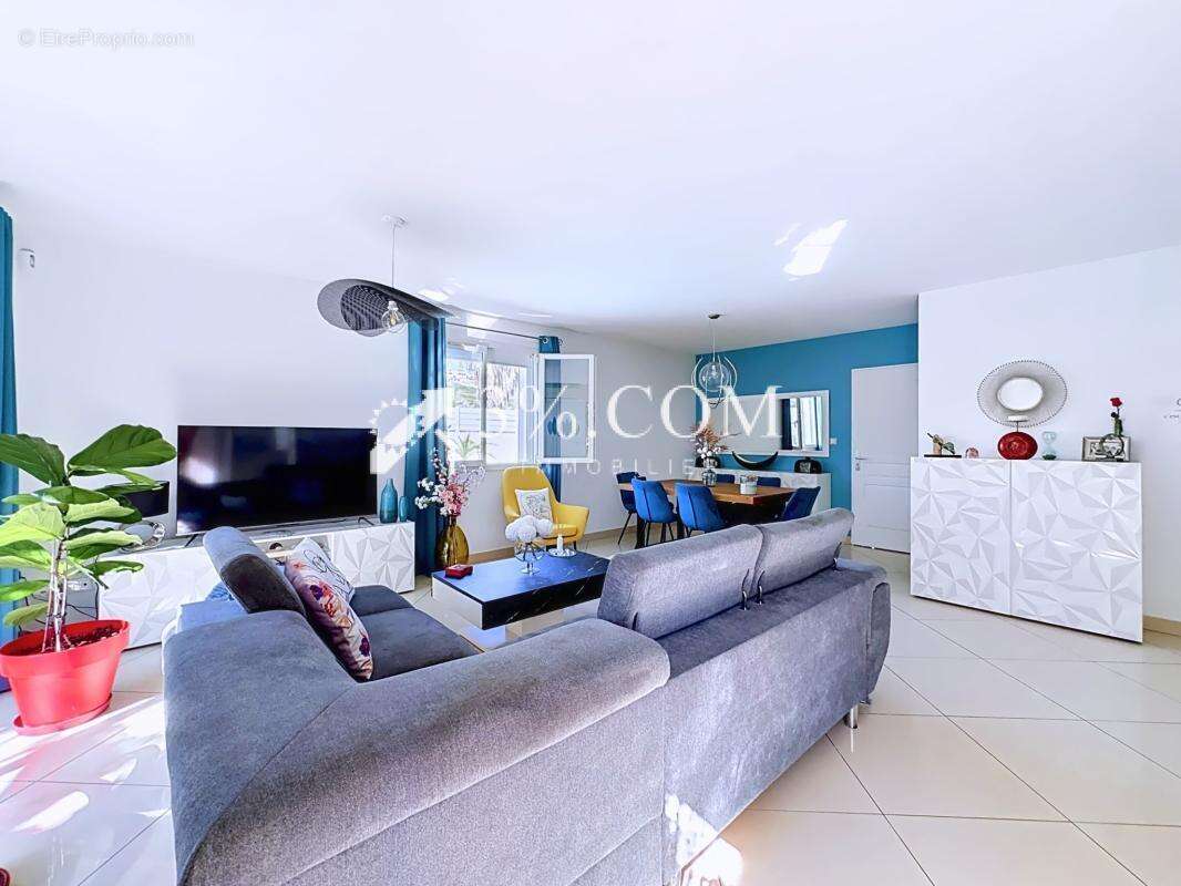 Maison de plain-pied avec piscine, jardin et vue dégagée sur - photo 12