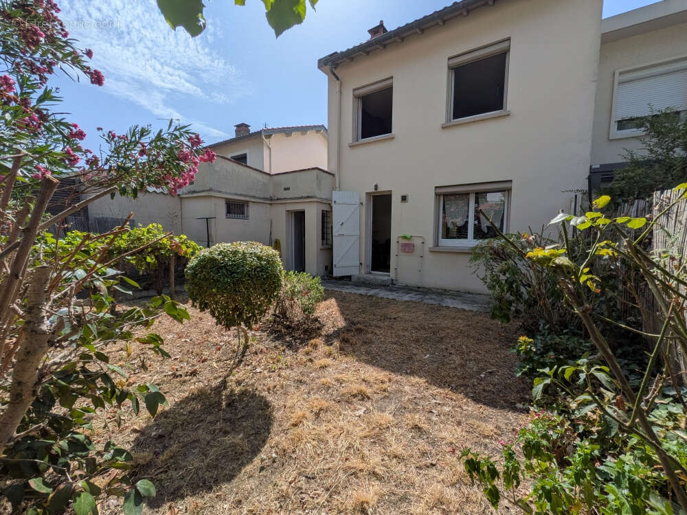 maison a étage avec garage et jardin - photo 2