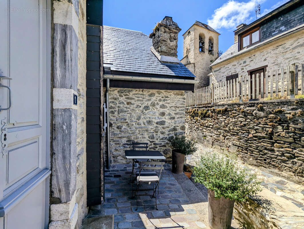 Charmante maison en pierre 2 chambres · Village perché du Pays Toy · Terrasse - photo 18