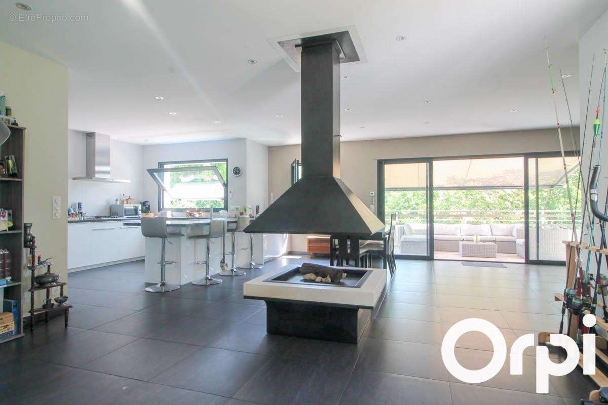 Maison à SAINT-LAURENT-DE-LA-PREE