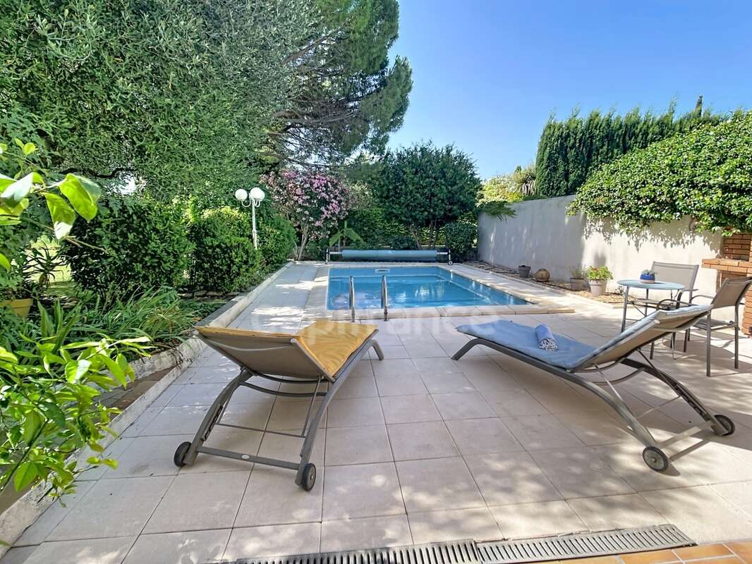 MONTÉLIMAR (26200) – Maison familiale climatisée de 162 m², 5 chambres dont une vaste pièce de 35 m², piscine et jardin clos arb - photo 12