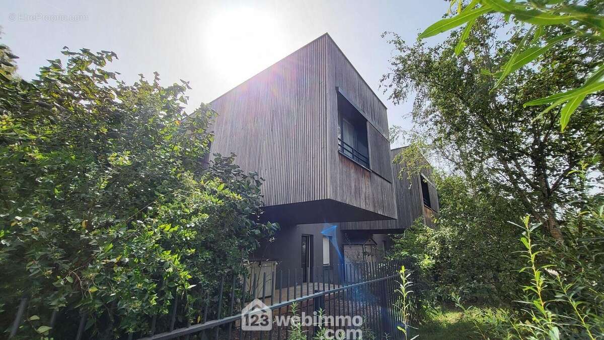 Maison en bois sur un étage