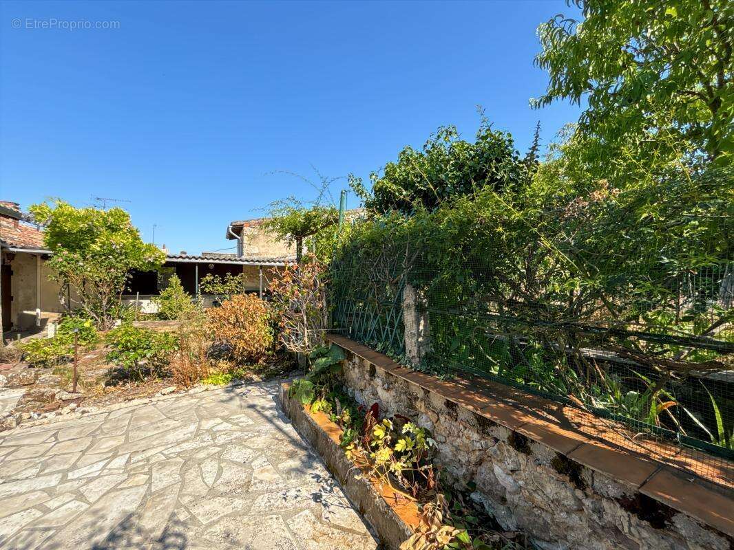 LECTOURE, vaste maison de ville avec jardin et garage - photo 12