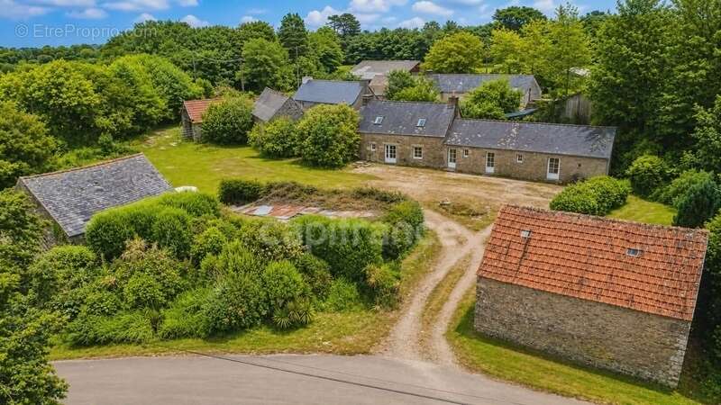 Maison entièrement rénovée  + de 3 hectares  4 dépendances  Au cœur des Monts d'Arrée - photo 3
