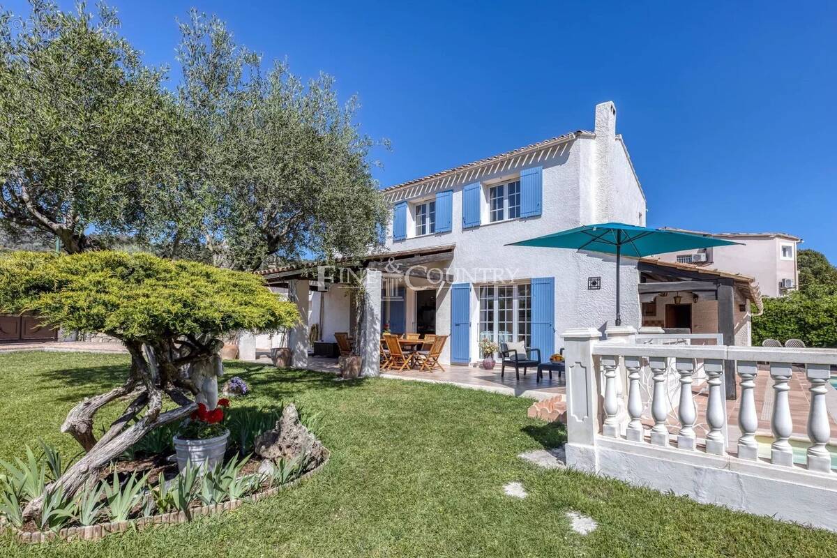 Maison à LA ROQUETTE-SUR-SIAGNE