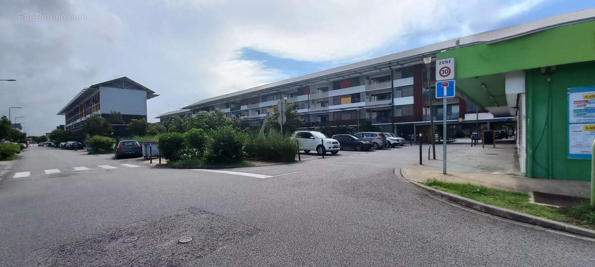 Local spacieux et lumineux avec vitrine dans une zone d'activité - photo 7