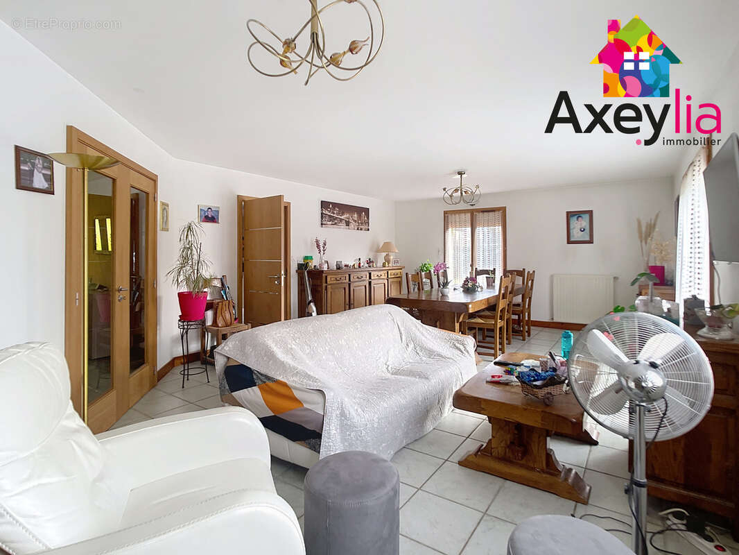 A vendre - riorges - maison de plain-pied avec quatre chambres, garage, terrain et spa de nage - photo 5