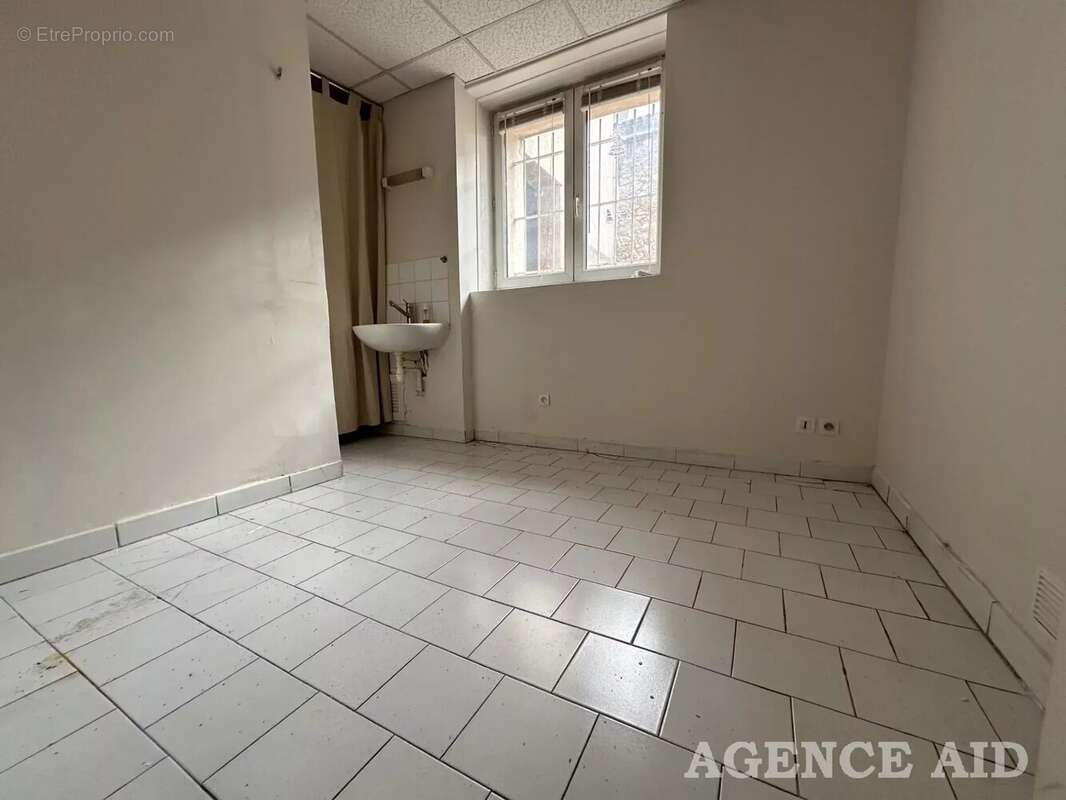 Commerce à CUGES-LES-PINS