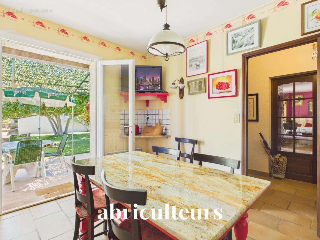 Maison familiale de 198 m² avec T2 indépendant, jardin et garage à Charleval - photo 10