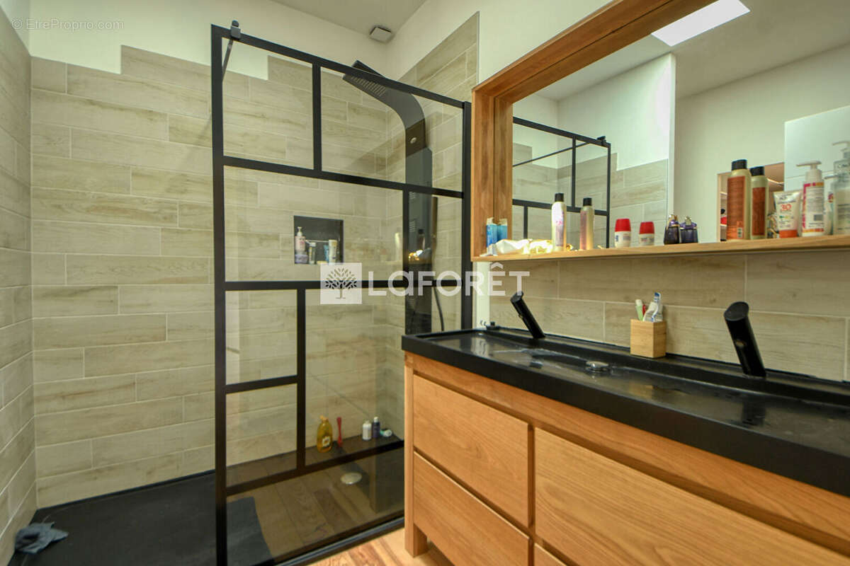 Propriété de 191 m² avec deux habitations indépendantes, piscine et hangar de 140 m² à vendre à Montans - photo 12