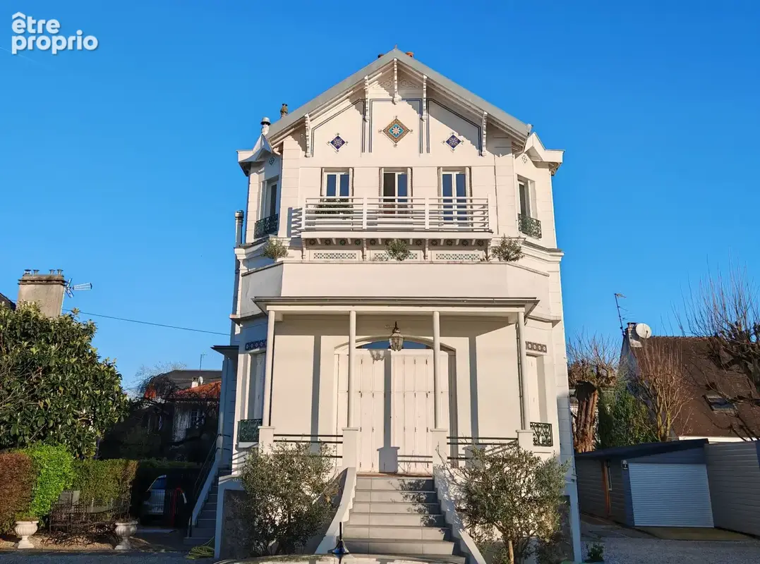 Appartement au dernier étage d'une maison bourgeoise avec dépendance et jardin. - photo 3