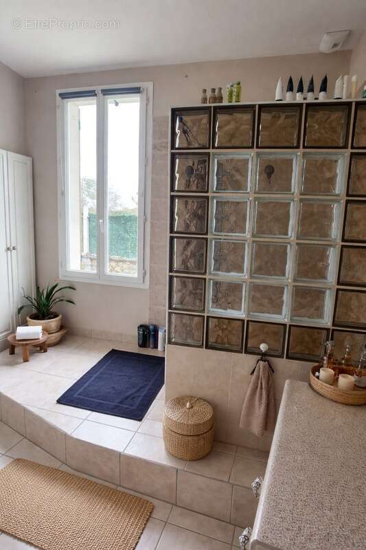 Maison à SAINT-MEDARD-DE-GUIZIERES