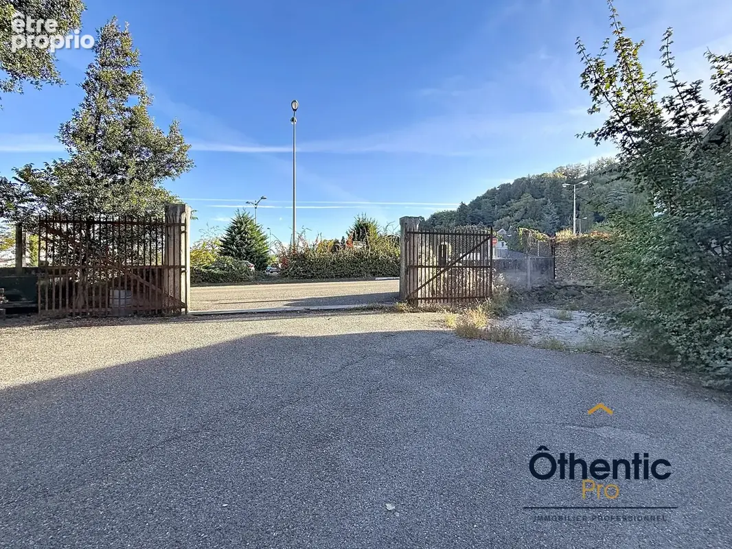Batiment 399m2 Bourgoin Jallieu secteur Gare Ramseyer centre Ville - photo 2