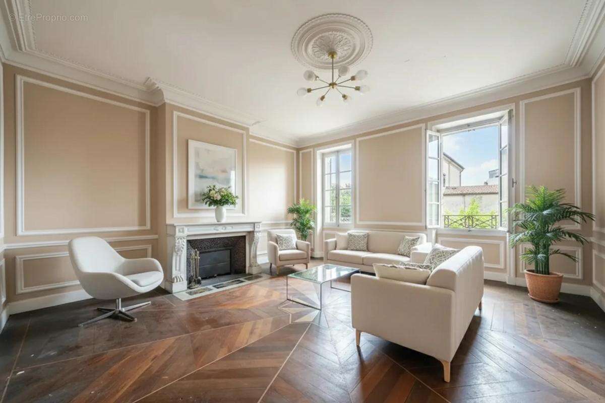 Maison à SAINT-MEDARD-DE-GUIZIERES