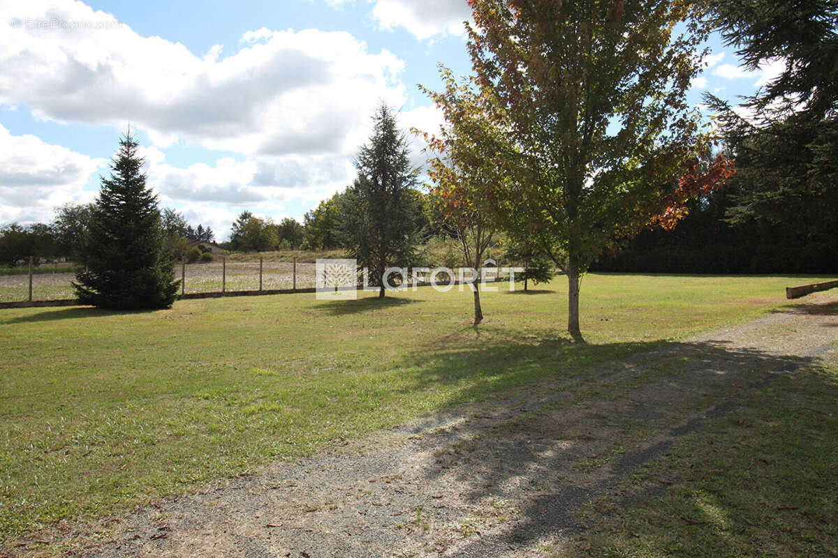 Maison à CONDAT-SUR-TRINCOU