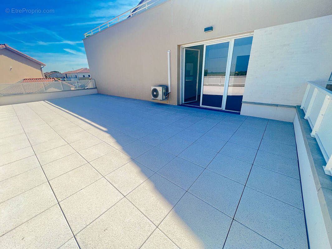 Appartement à PINS-JUSTARET