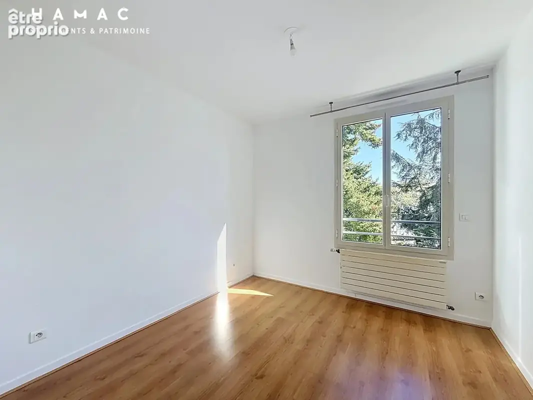 LYON 4 – CROIX-ROUSSE - T3 de 69 m² avec terrasse, piscine, garage et cave - photo 11