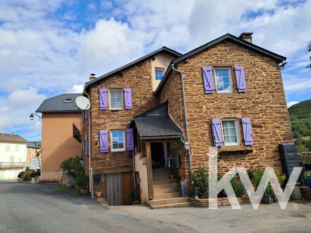 Maison à LAVAL-ROQUECEZIERE