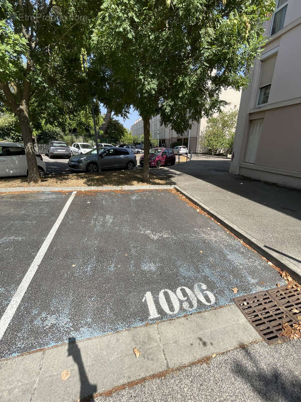 Superbe T2/3 entièrement rénové avec goût, vue dégagée, au calme, 2 places de parkings - photo 17
