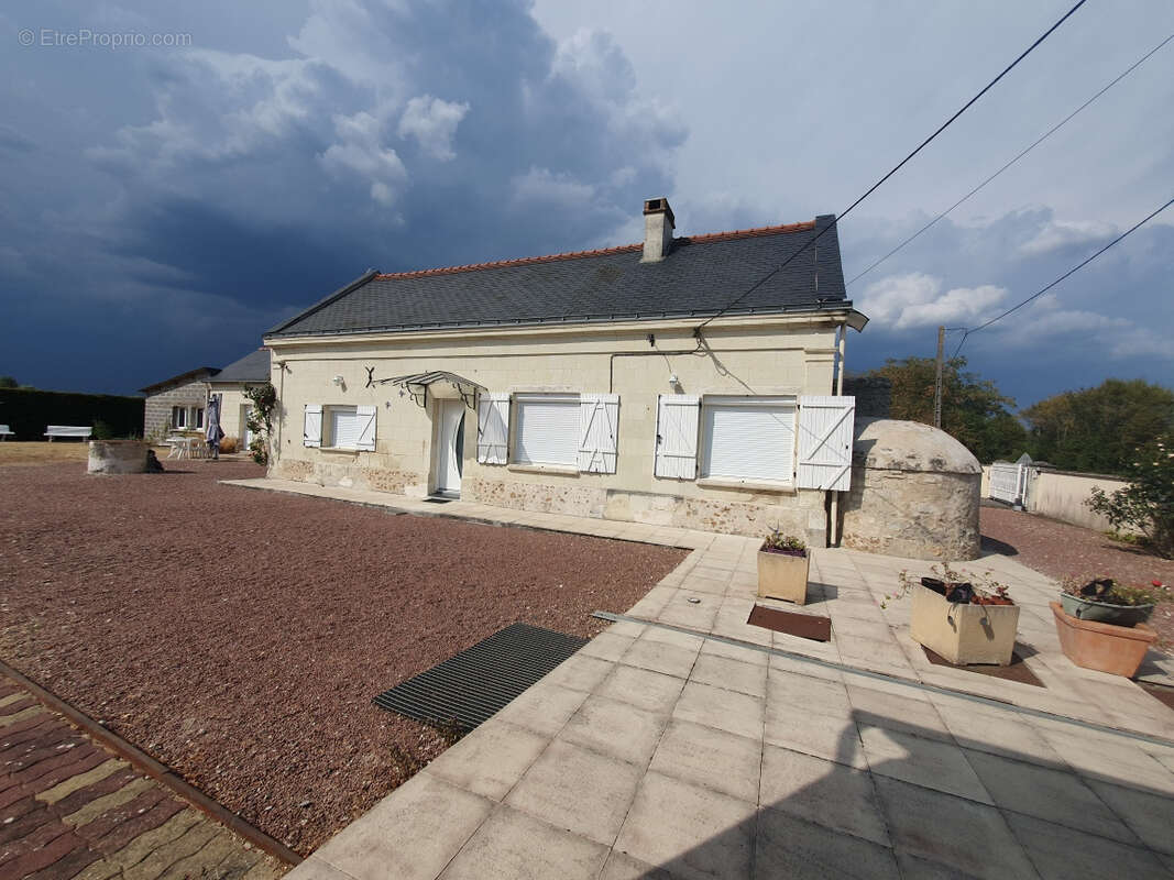 Ensemble immobilier en tuffeau avec dépendances sur un terrain de 3401m2. Idéale projet familiale, gîtes, acti - photo 4