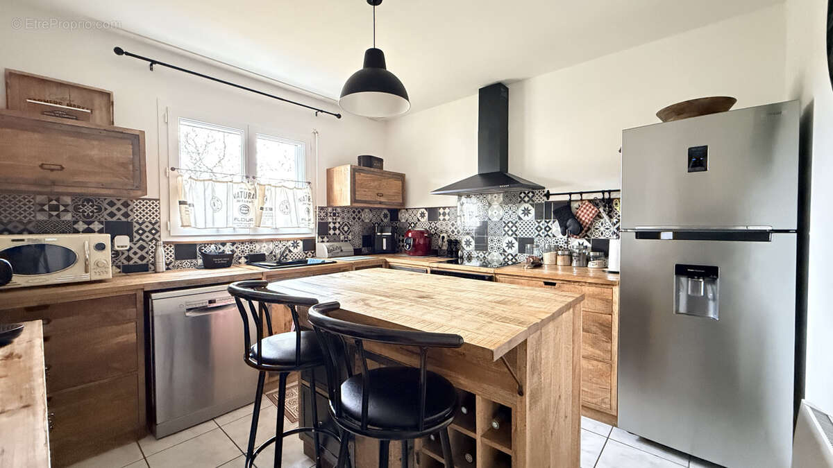 Maison à VIC-SUR-CERE