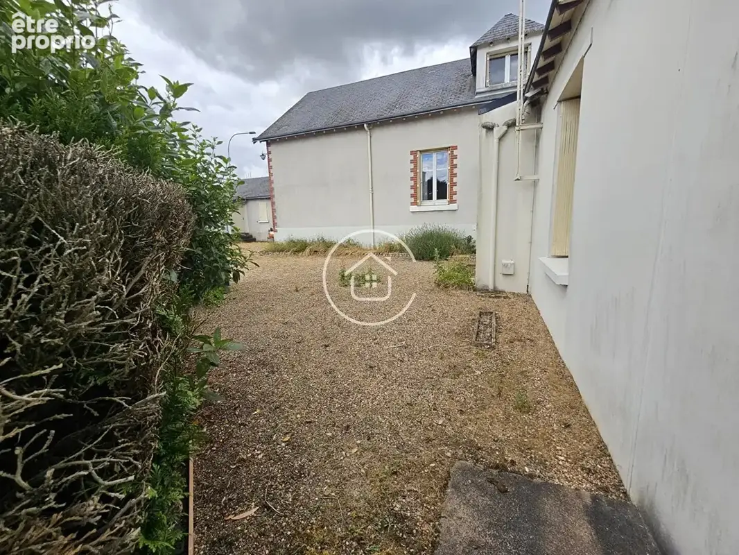 Maison de ville avec garage, jardin et beau potentiel - photo 2