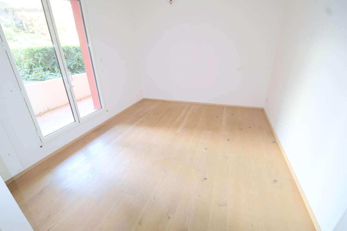 Face à un parc classé superbe 3 pièces de 80.61 m2 avec terrasse de 25 m2 cave et parking - photo 9