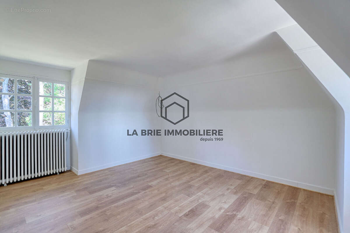 Maison à MANDRES-LES-ROSES