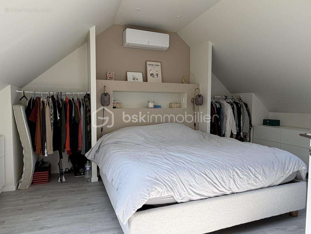 Maison ancienne rénovée composée de ses 4 chambres et de ses multiples dépendances ! - photo 5