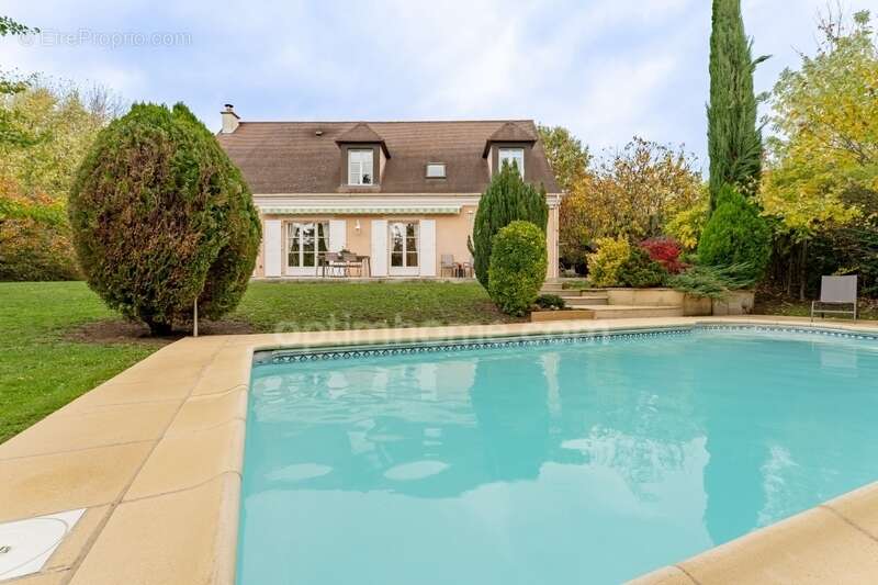 SAINT-PRIX, VAL D’OISE (95) : Propriété de 230 m² habitables (255 m² au sol) - 9 pièces principales - 7 chambres - 3 garages – P - photo 23