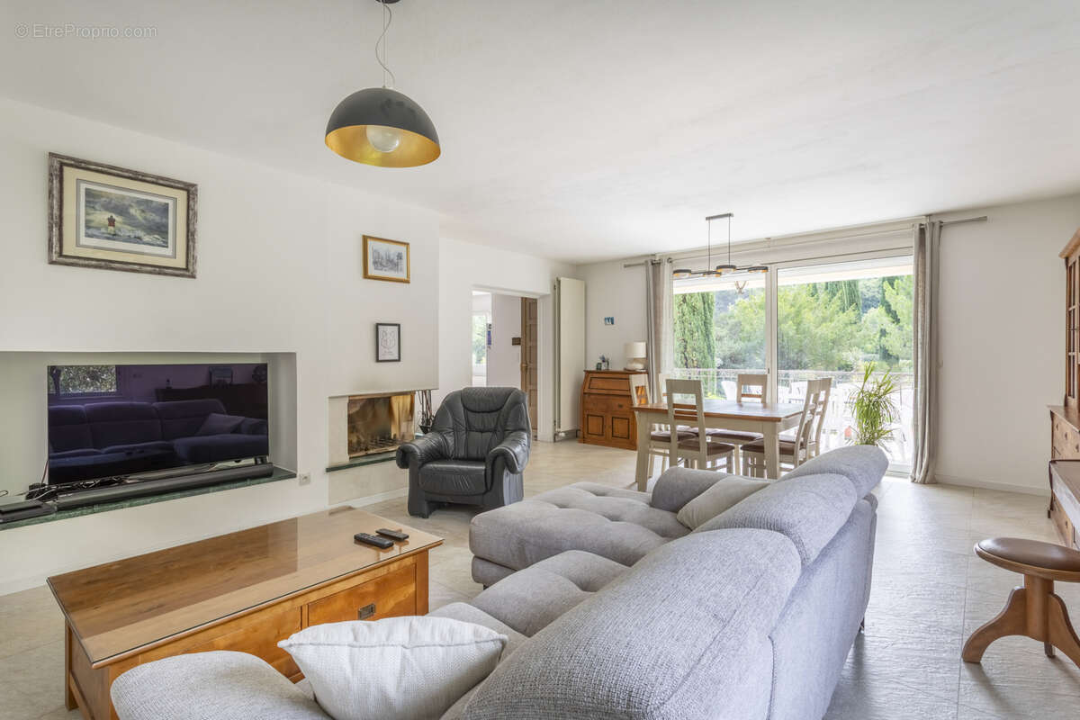 Maison à SIMIANE-COLLONGUE