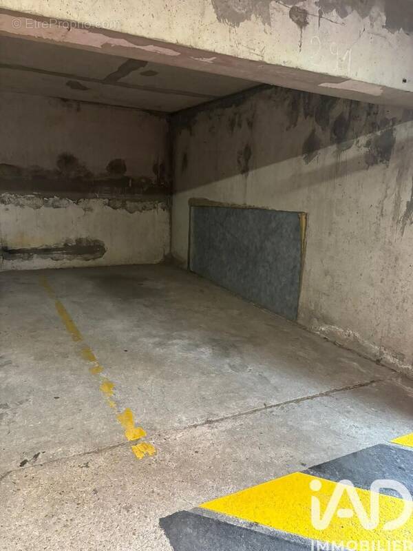 Photo 1 - Parking à MEAUX
