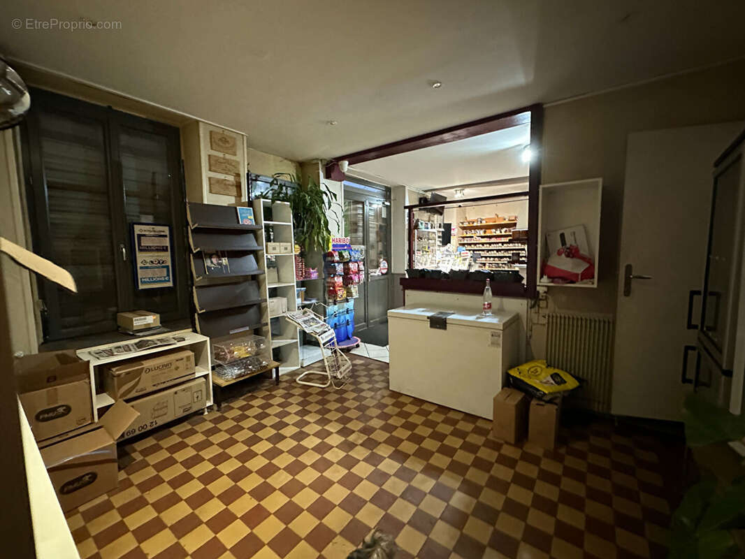 Fond de commerce BAR-TABAC-PMU-LOTO-EPICERIE à Thuret 8 pièce(s) 165 m2, dépendances de 220 m2 59900 FAI - photo 6