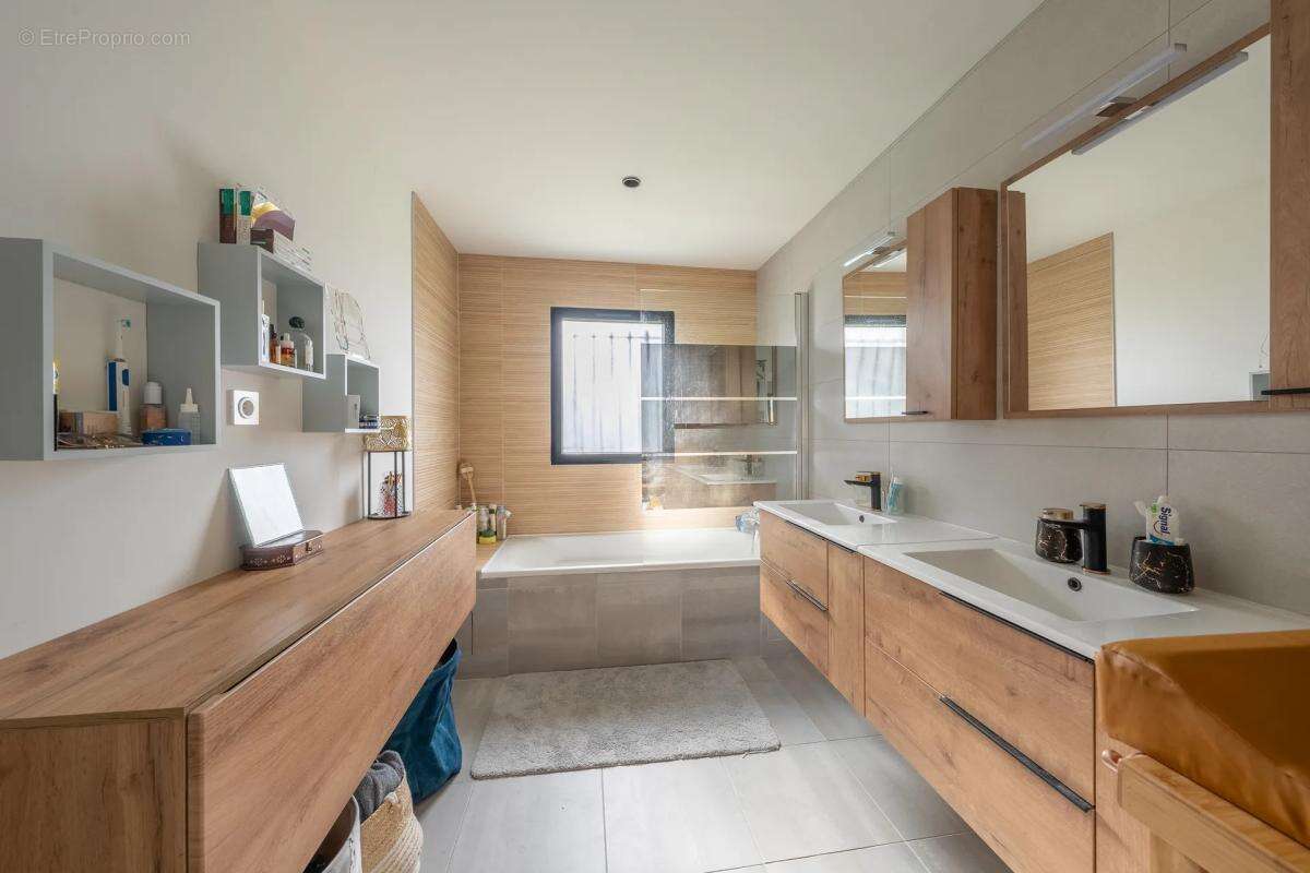 Maison à AMBARES-ET-LAGRAVE