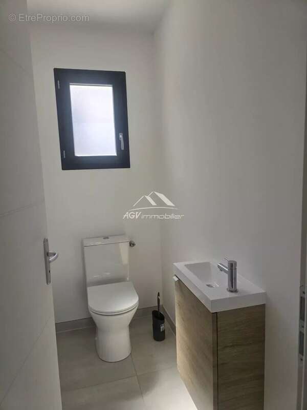 Maison à SAINT-JULIEN-LES-ROSIERS