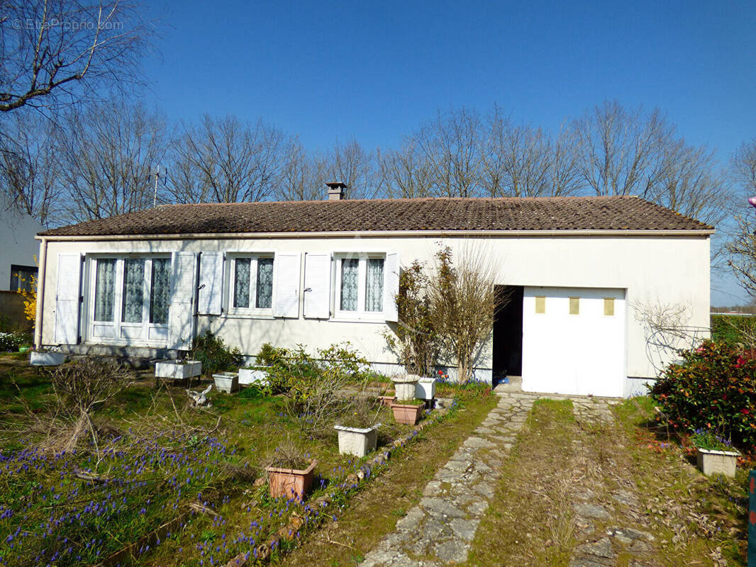 Maison à SAINT-DENIS-DE-L'HOTEL