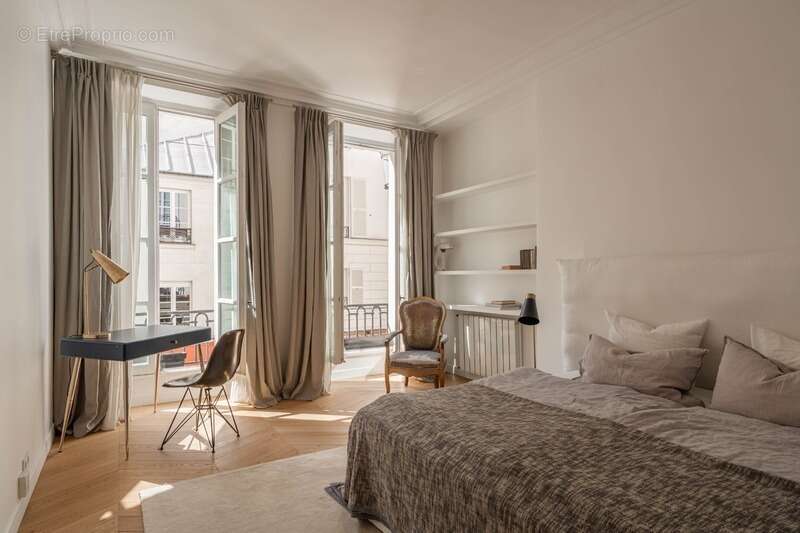 Appartement à PARIS-1E