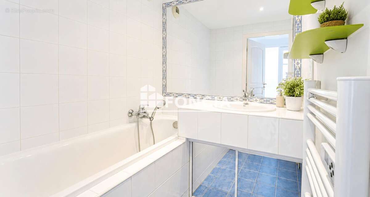 À VENDRE – Superbe 2 pièces avec terrasse, vue marina, Piscine garage et cave – Résidence Marina Parc à Mandelieu-la-Napoule - photo 5