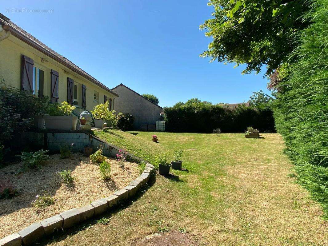 Maison à LACHAPELLE-SAINT-PIERRE