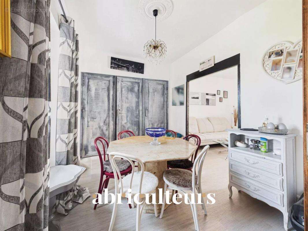 Maison à LA ROQUE-D&#039;ANTHERON