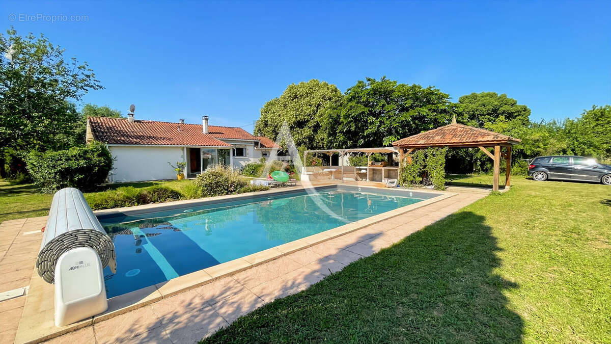 Maison avec dépendances, piscine et terrain plat - 3 chambres - 1 bureau - photo 2