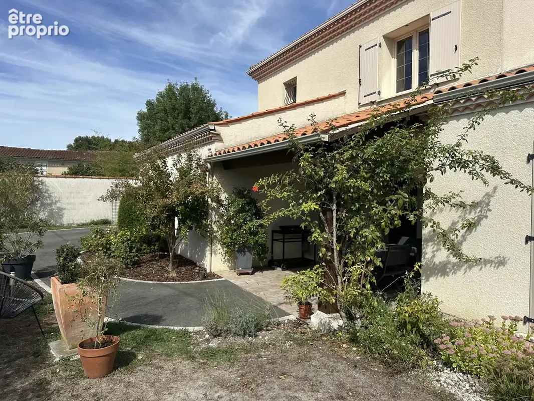 Exclusivité à 9km de Cognac, maison de 177m2,5 chambres et piscine chauffée. - photo 3