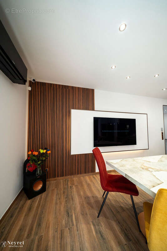Appartement à SAINT-PRIEST-EN-JAREZ