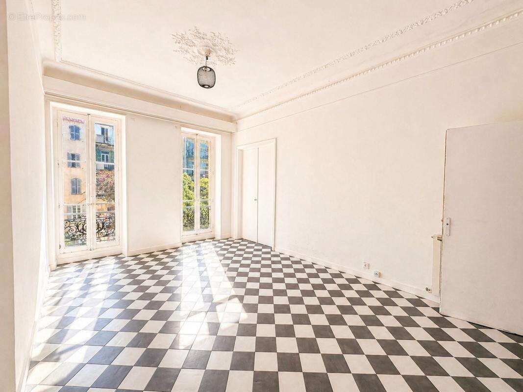 Appartement à MARSEILLE-1E