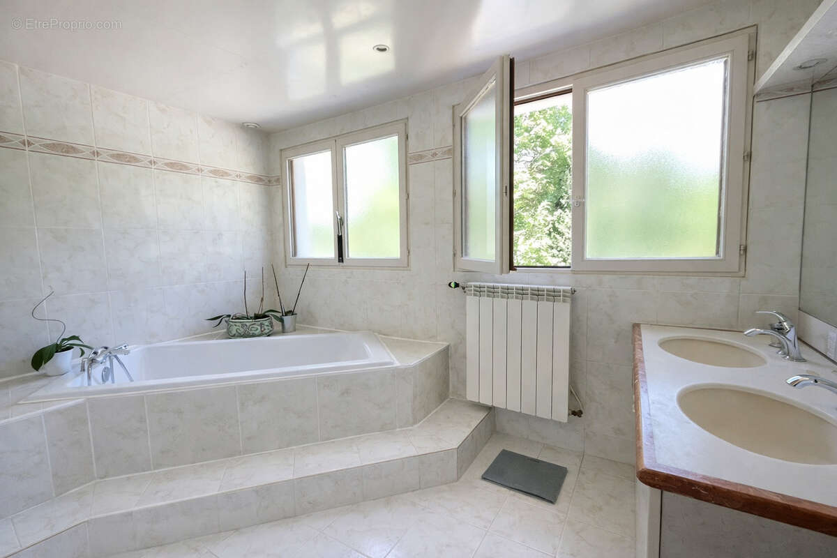 Salle de bains modifiee - Maison à BRUNOY