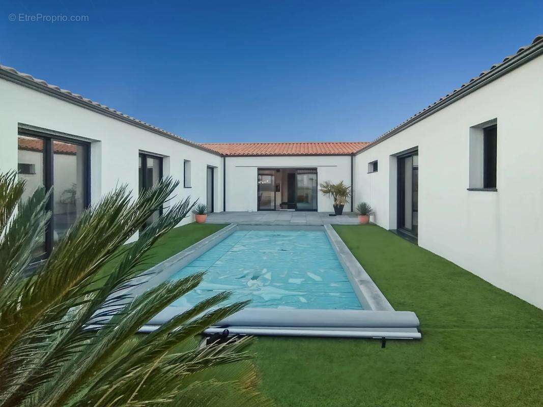 Maison à SAINT-SAUVEUR-D'AUNIS