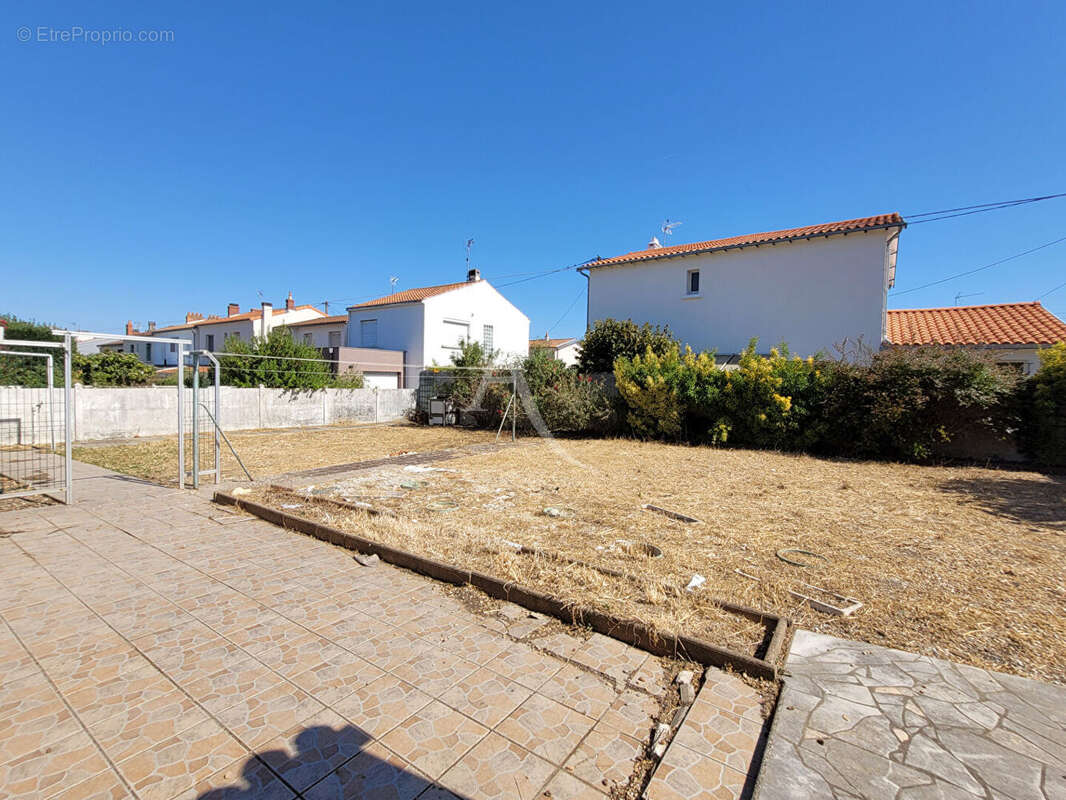 LA ROCHELLE - Quartier Saint-Eloi, Terrain avec dépendances et garage - photo 3