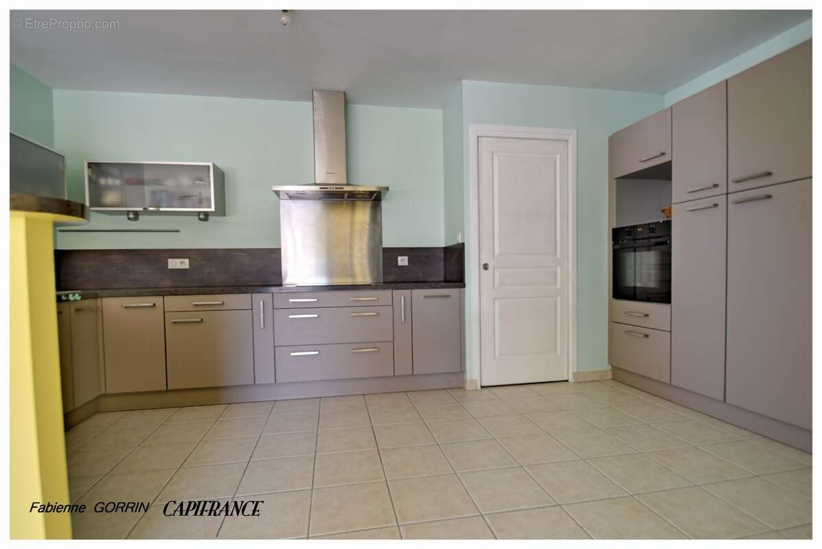 Maison à vendre 5 pièces  (17) Plain pied, trois chambres, terrain clos, panneaux photovoltaïques, Abris de jardin et abris à vé - photo 3