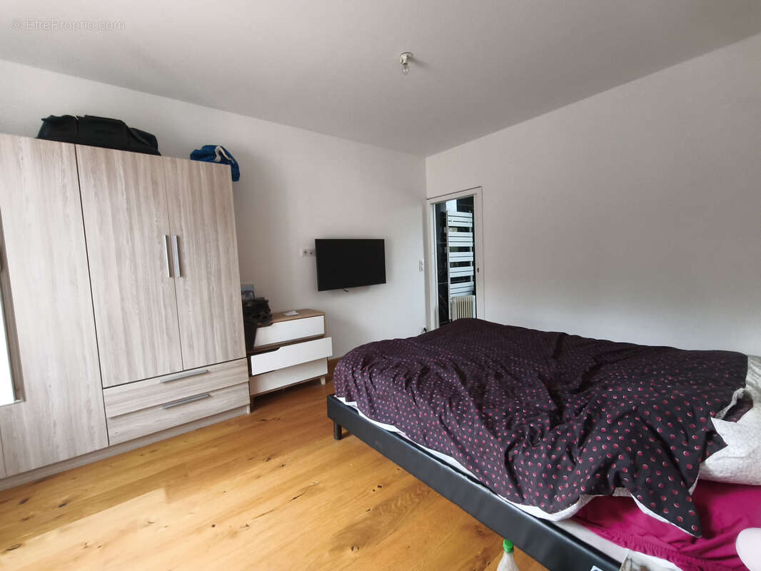 Maison à CREUZIER-LE-NEUF