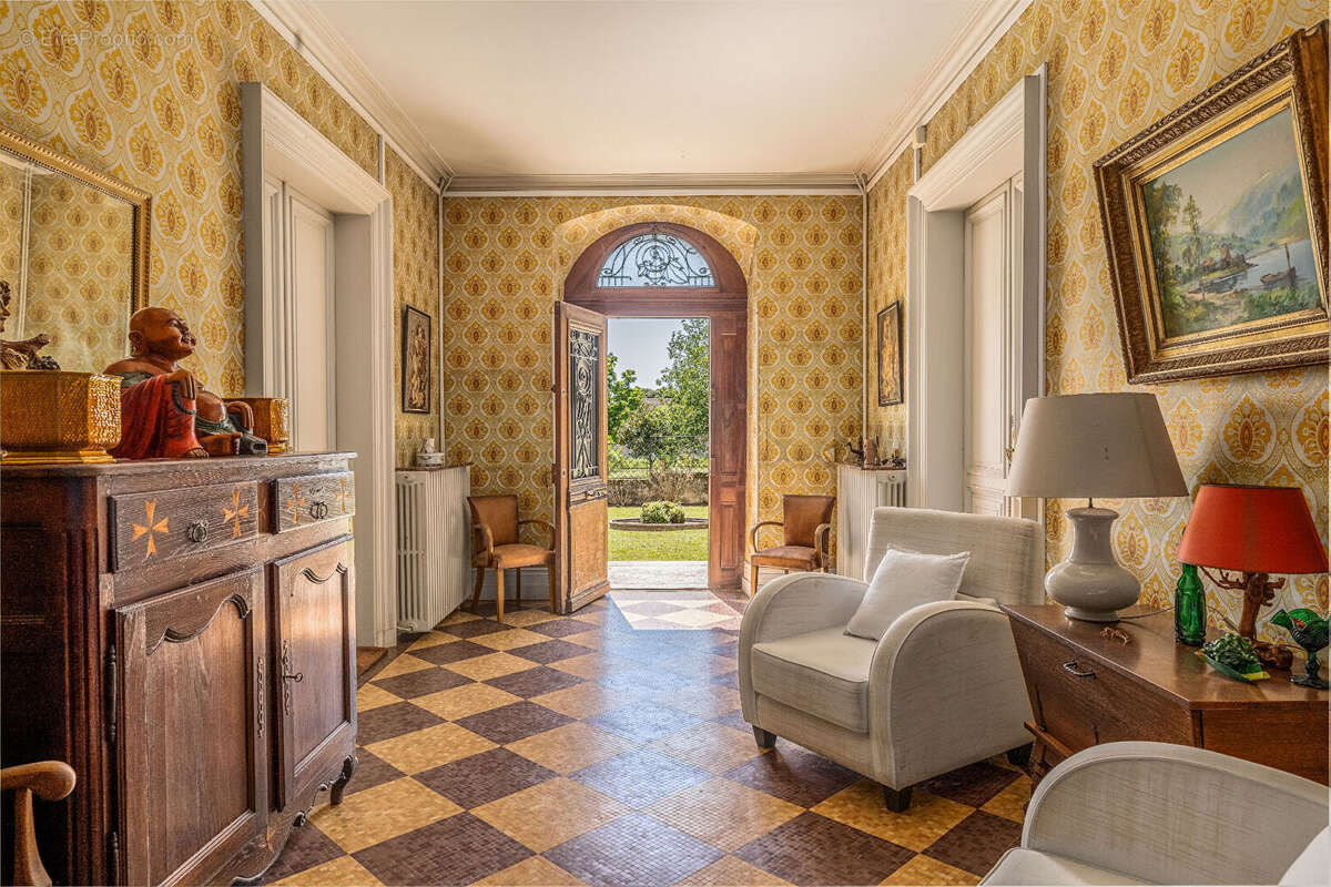 Maison à SAINT-CHRISTOPHE-DES-BARDES